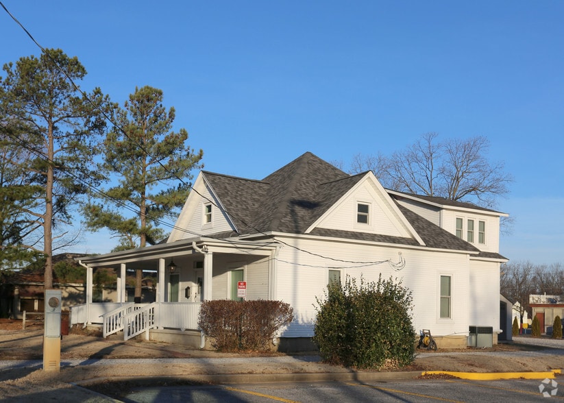More Photos Of 1103 W Elm St, Rogers Storefront Retail Residential For Lease