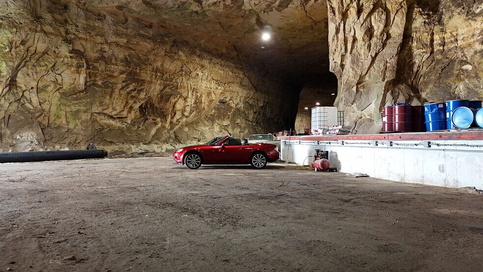 More Photos Of 20 Cave Industrial dr, Crystal City Industrial For Lease