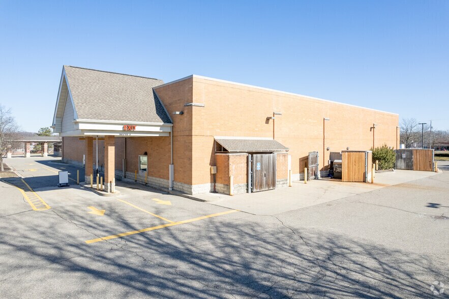 More Photos Of 140 S Milford Rd, Milford Drugstore For Lease