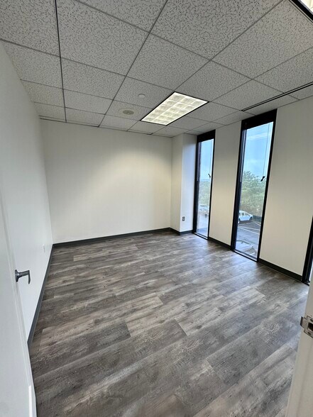 More Photos Of 730 Holiday Dr, Pittsburgh Office For Lease