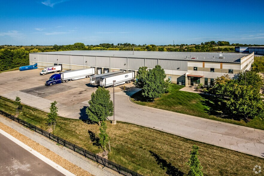 More Photos Of 3155 W Heartland Dr, Liberty Warehouse For Lease