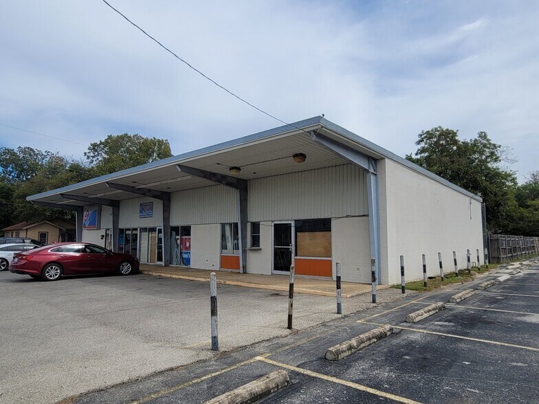 More Photos Of 1007 S Guadalupe St, Seguin Storefront For Sale