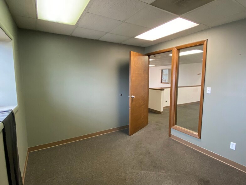 More Photos Of 2529 W Ferguson Rd, Fort Wayne Warehouse For Lease