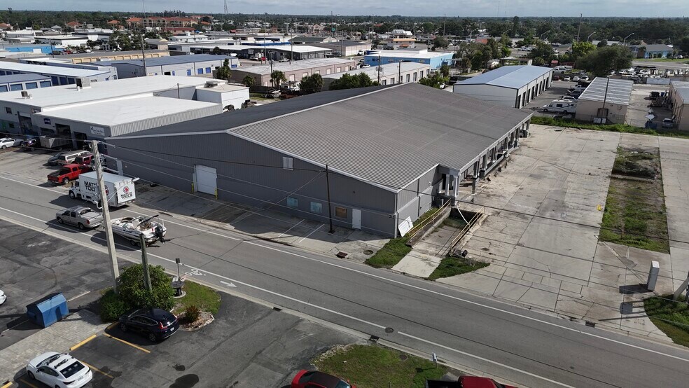 More Photos Of 313 Seaboard Ave, Venice Unknown For Lease