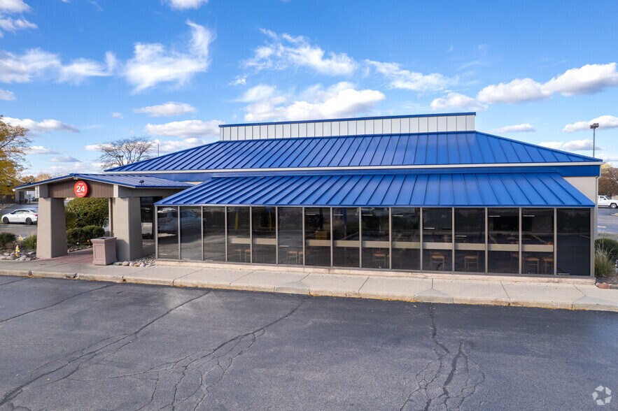 More Photos Of 29 Crystal Lake Plz, Crystal Lake Unknown For Lease