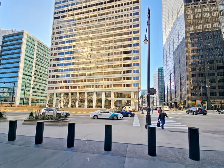 More Photos Of 200 S Wacker Dr, Chicago Coworking Space