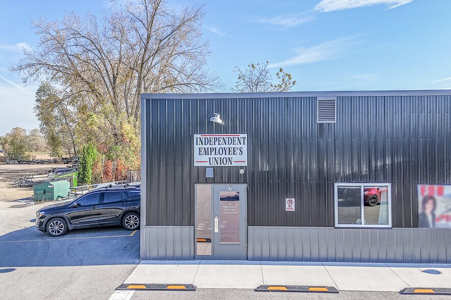 More Photos Of 1186 N Shawano St, New London General Retail For Lease