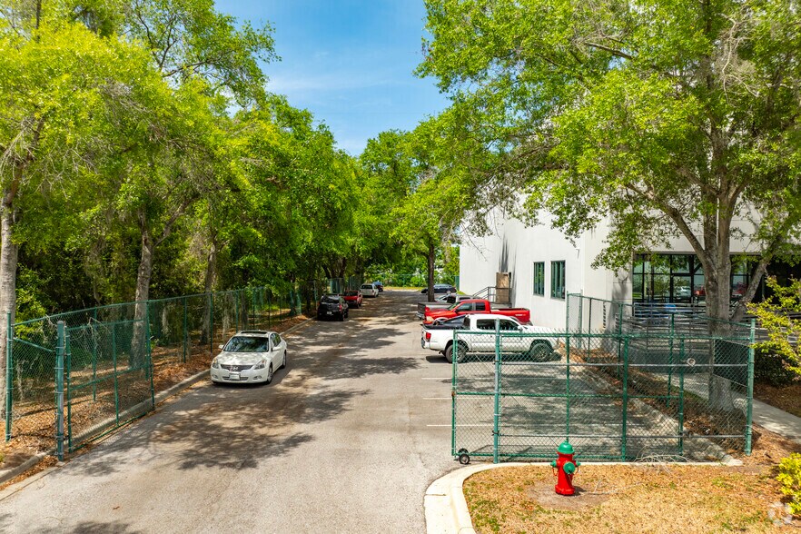 More Photos Of 9110 King Palm Dr, Tampa Warehouse For Lease
