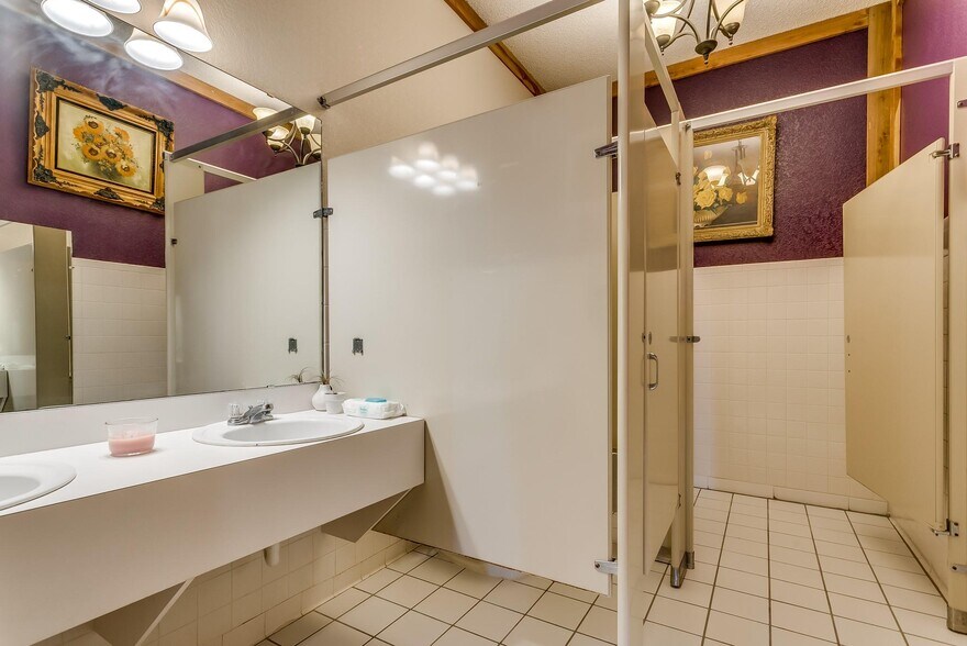 More Photos Of 220 W Lipan Dr, Lipan Religious Facility For Sale