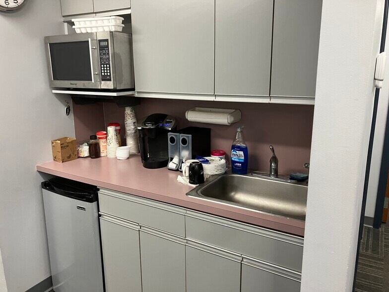 More Photos Of 50 E Dudley Town Rd, Bloomfield Contractor Storage Yard For Lease