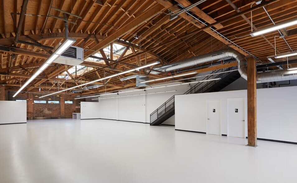 More Photos Of 1640 W Carroll Ave, Chicago Showroom For Lease