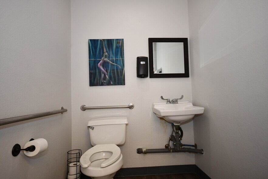 More Photos Of 901 Elm St, McKinney Flex For Sale