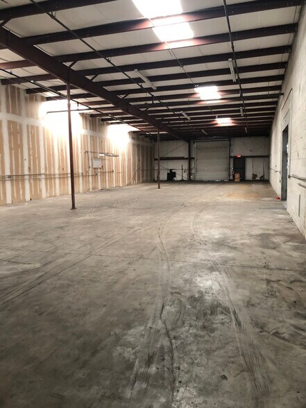 More Photos Of 5401-5481 Bryant Ave, Sanford Showroom For Lease