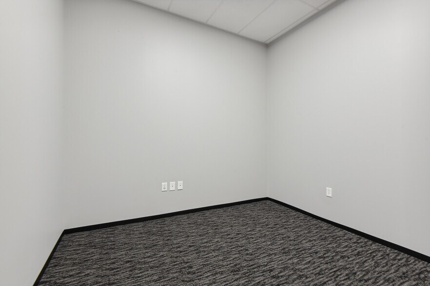 More Photos Of 5440 Cherokee Ave, Alexandria Showroom For Lease