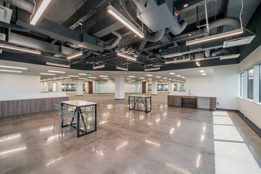 More Photos Of 11450 Compaq Center West Dr, Houston Unknown For Lease