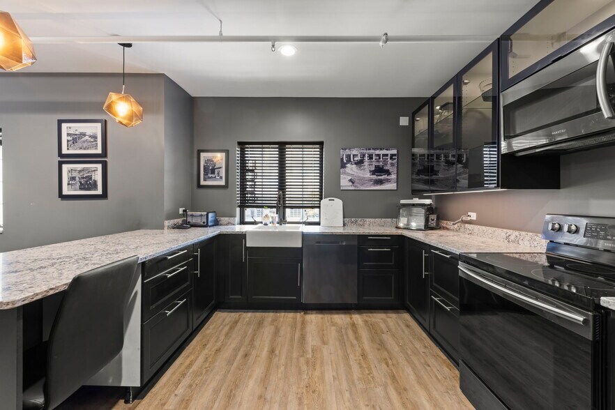 More Photos Of 2108-2260 Ferry Rd, Naperville Showroom For Sale