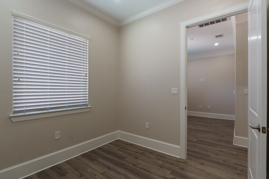 More Photos Of 19539 Champion Forest Dr, Spring Medical For Sale
