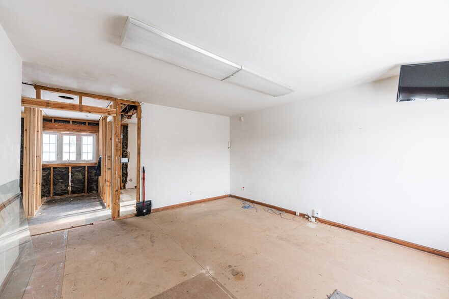 More Photos Of 205 Pinecroft Dr, Roselle Office For Sale