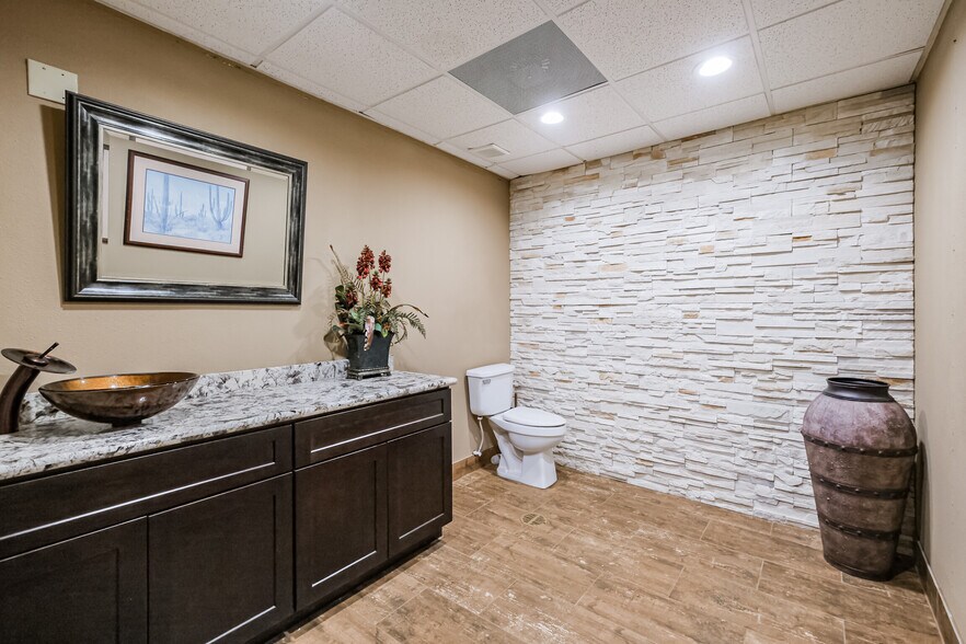 More Photos Of 8200 Westglen Dr, Houston Loft Creative Space For Lease