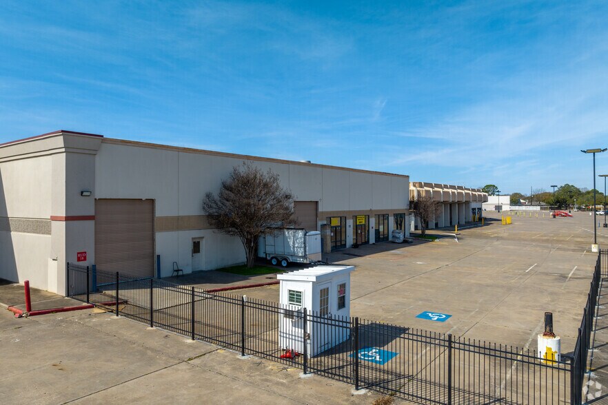 More Photos Of 12002 Southwest Fwy, Meadows Place Freestanding For Lease