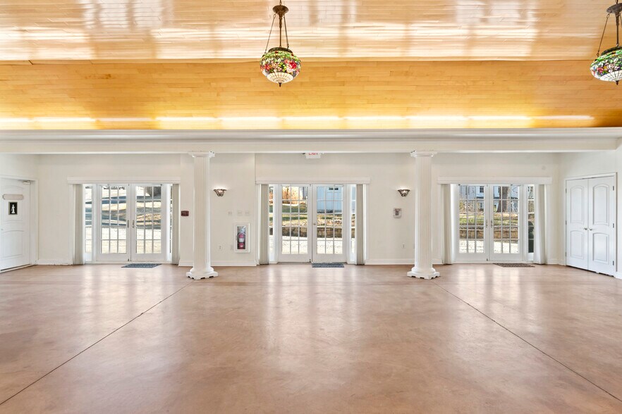 More Photos Of 23130 Briar Patch Ln, Middleburg Hospitality For Sale