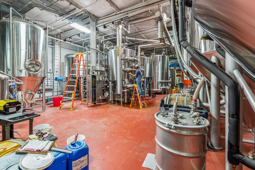 More Photos Of 12707 N 49th St, Clearwater Manufacturing For Sale