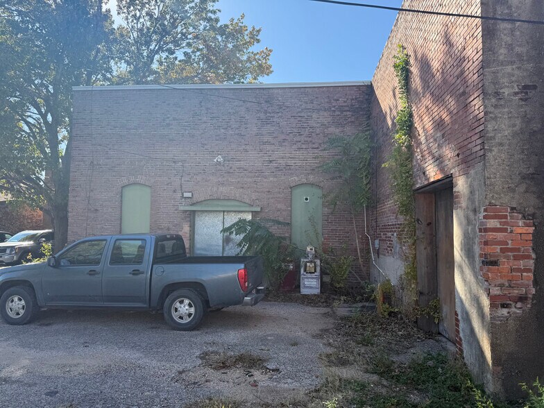 More Photos Of 108 E 1st St, Cameron General Retail For Sale