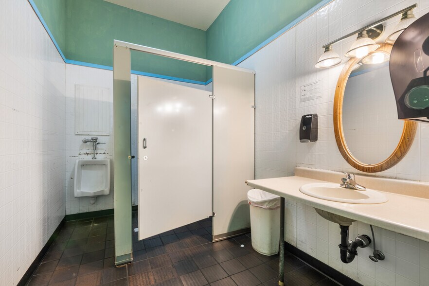 More Photos Of 204 Main Ave, Tillamook Storefront For Sale