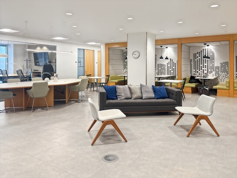 More Photos Of 10 N Martingale Rd, Schaumburg Coworking Space