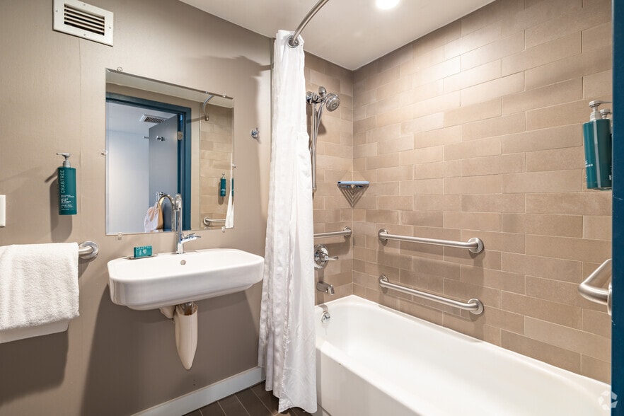 More Photos Of 2055 S Park Pl SE, Atlanta Hotel For Sale