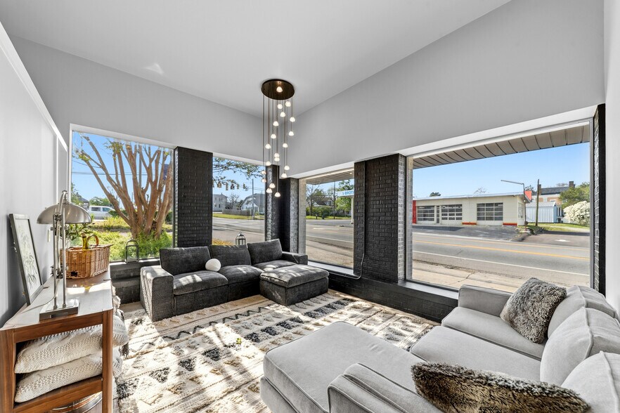 More Photos Of 308 W College St, Pulaski Flex For Sale