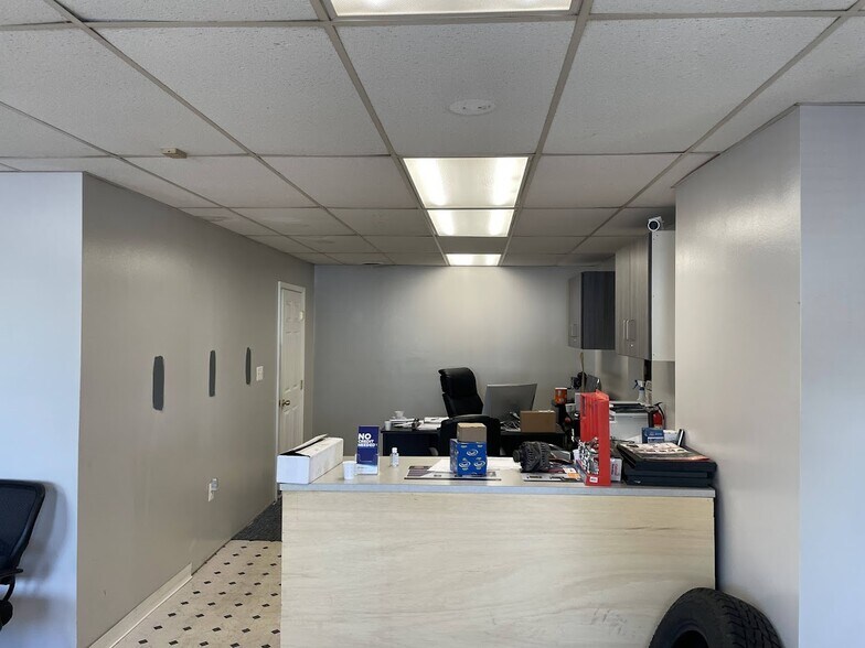 More Photos Of 33 E Baltimore St, Hagerstown Auto Repair For Lease