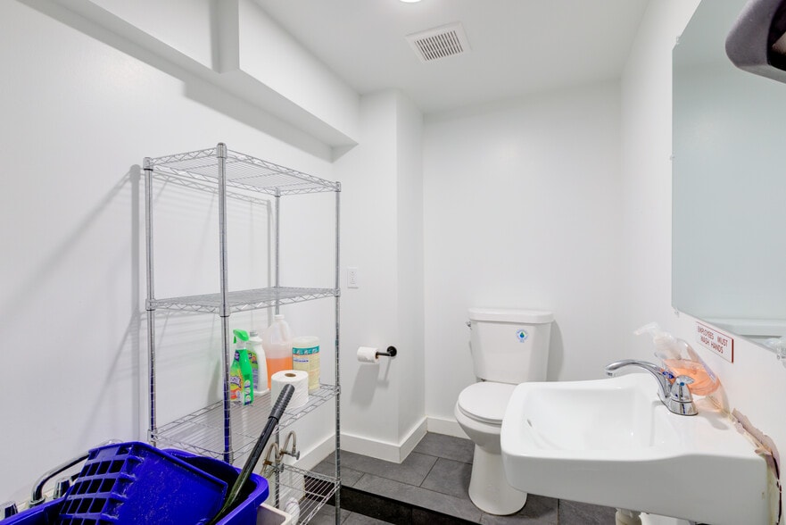 More Photos Of 1517 N 4th St, Philadelphia Showroom For Sale