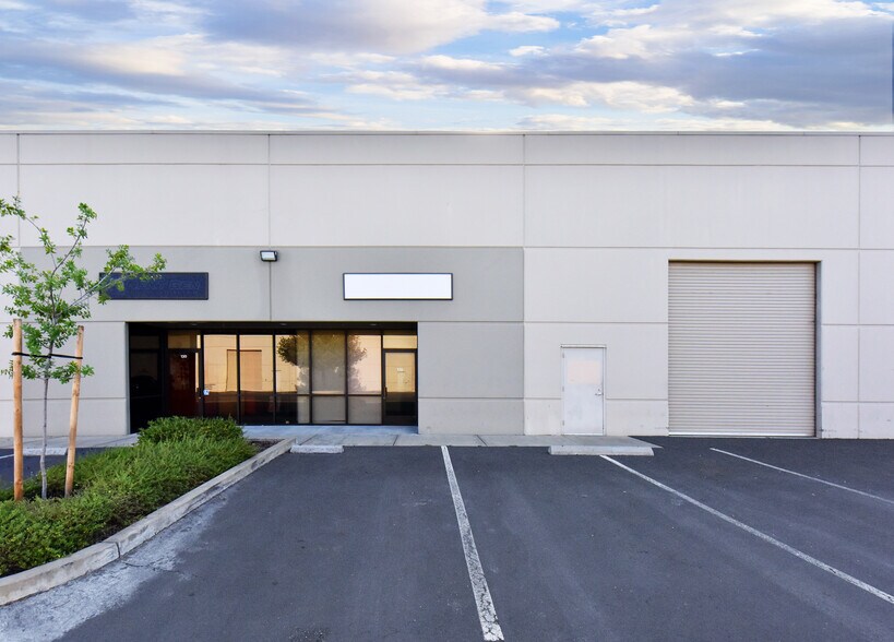 More Photos Of 9820 Dino Dr, Elk Grove Warehouse For Lease