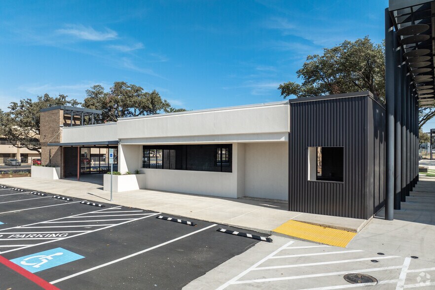 More Photos Of 13755 Lyndon B Johnson Freeway, Garland Restaurant For Lease