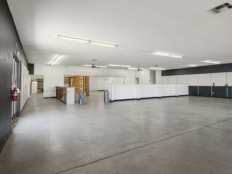 More Photos Of 13815 Park Ave, Victorville Warehouse For Lease