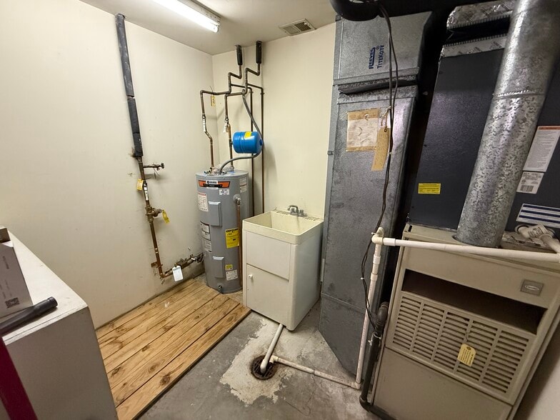 More Photos Of 403 Chatham Sq, Fredericksburg Office For Sale