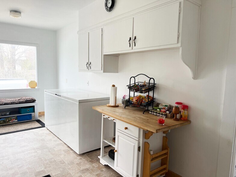 More Photos Of 332 N Main St, Gordon Flex For Sale
