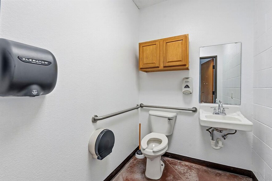 More Photos Of 2100 E Highway 290, Dripping Springs Flex For Lease