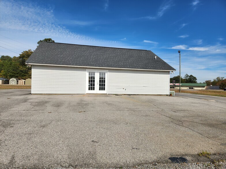 More Photos Of 700 W Grand Ave, Rainbow City General Retail For Lease