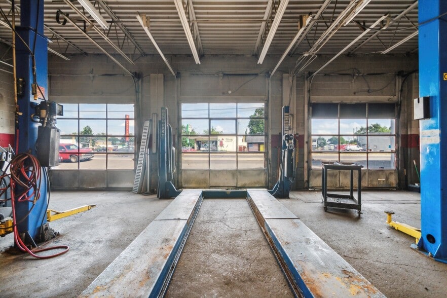 More Photos Of 555 Us Highway 13, Bristol General Retail For Sale