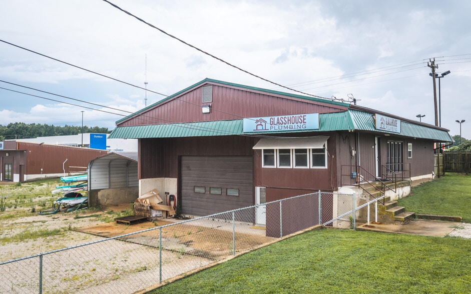 More Photos Of 905 W Scenic Rivers Blvd, Salem Flex For Sale