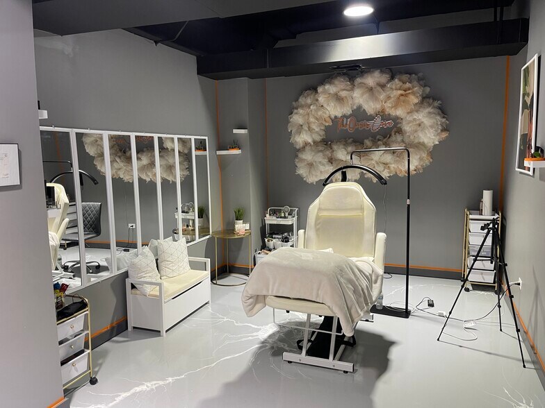 More Photos Of 928 W 38th Pl, Chicago Flex For Lease