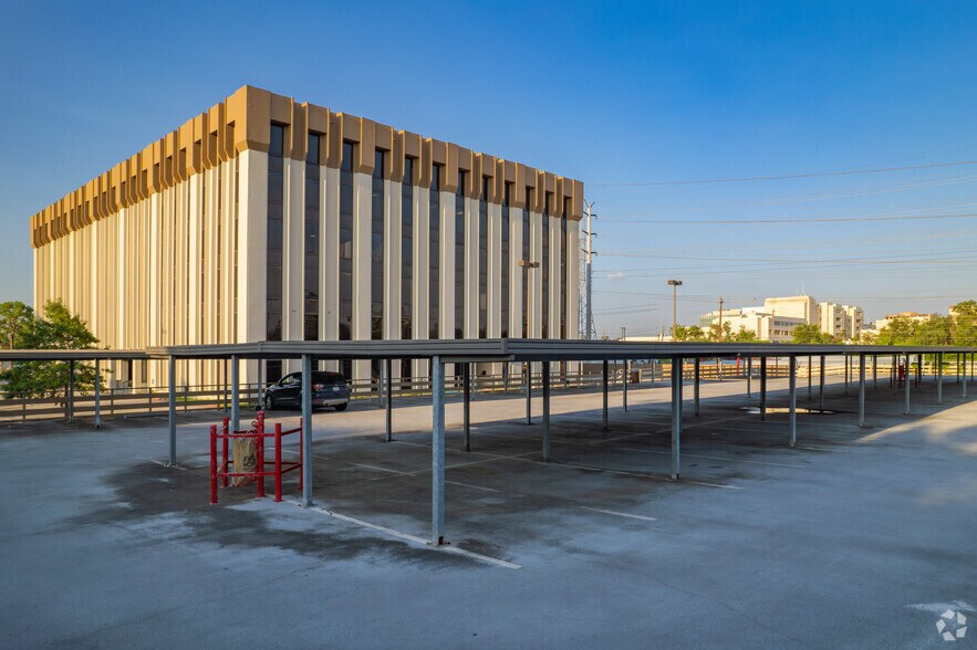 More Photos Of 1919 N Loop W, Houston Medical For Lease