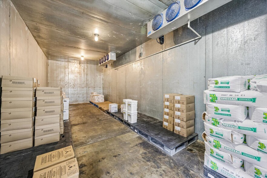 More Photos Of 7515 Long Point Rd, Houston Warehouse For Sale