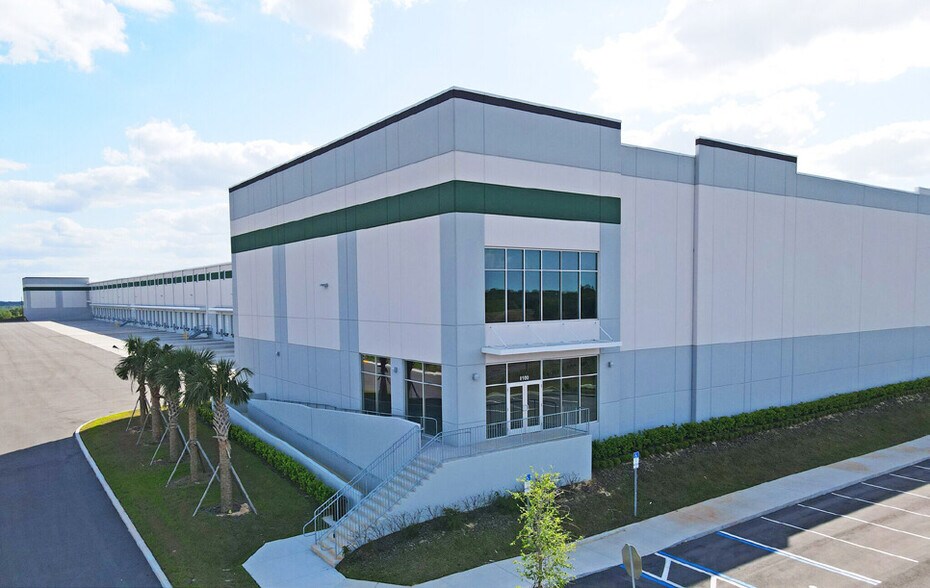 More Photos Of 8100 American Way, Groveland Distribution For Lease