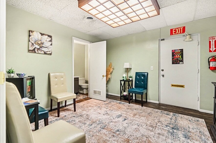 More Photos Of 516-528 Main St, Hamilton Office For Sale