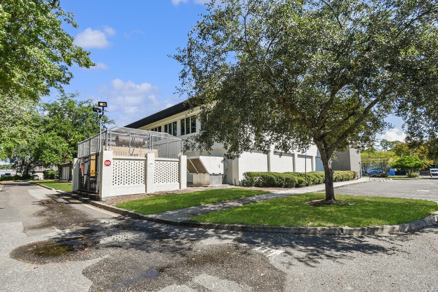 More Photos Of 9512 Sunbeam Center Dr, Jacksonville Office For Lease