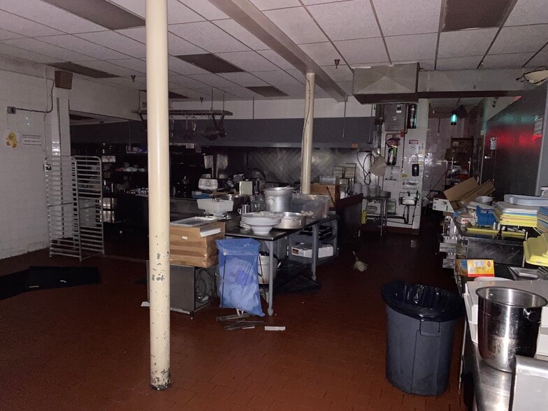 More Photos Of 489 E Main St, Jefferson Valley Freestanding For Lease