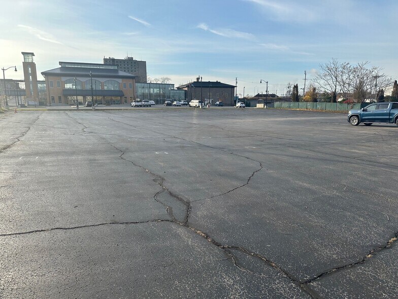 More Photos Of 2351 Whirlpool St, Niagara Falls Office For Lease
